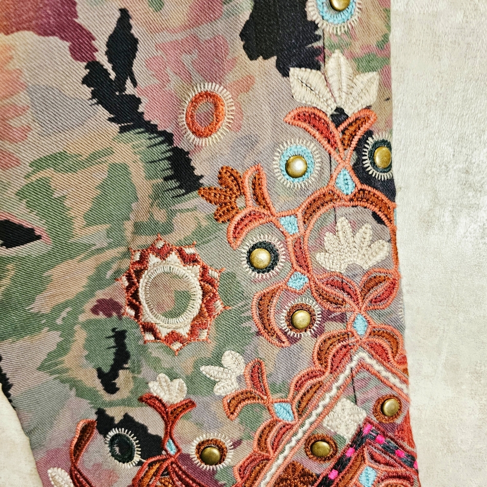 Johnny Was 2-10-10-5 Biya Embroiderd Camo Floral Denim Cropped Boho Jeans Y2K - Picture 4 of 10